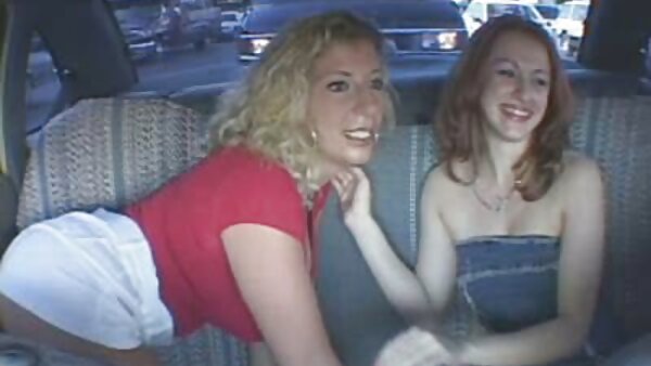 Сјајна русокоса жена Леа Лув цица два кура со задник во газот