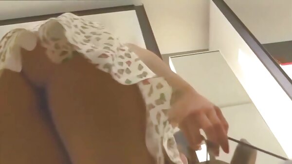 Жешката русокоса во секси долна облека ги лиже нејзините гаќички
