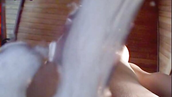 Бујната бринета слатка Ешли Греам ја милува својата мокра пичка со розова играчка